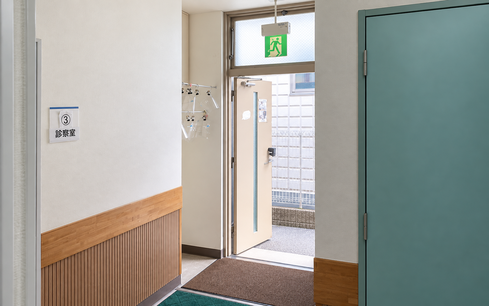 院内の裏口を開けて換気している様子